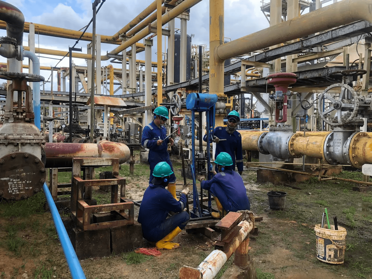 Tim Stratalift bekerja di area perpipaan industri